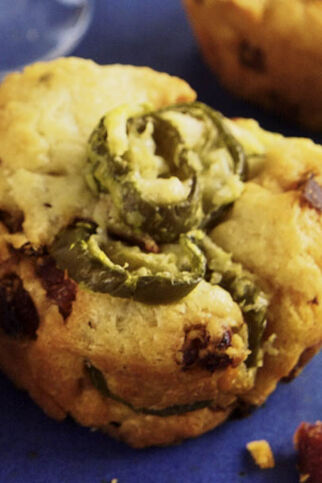 Chorizo-Muffins mit Jalapeños und Tomaten Chorizo-Muffins mit Jalapeños und Tomaten