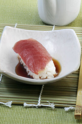 Nigiri-Sushi mit Thunfisch Nigiri-Sushi mit Thunfisch