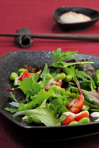 Japanischer Salat mit frischen Sojabohnen
