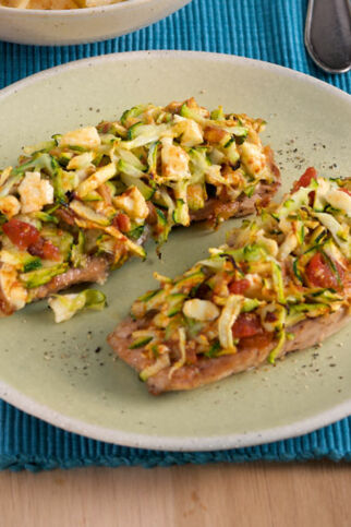 Schnitzel unter Feta-Zucchini-Haube Schnitzel unter Feta-Zucchini-Haube