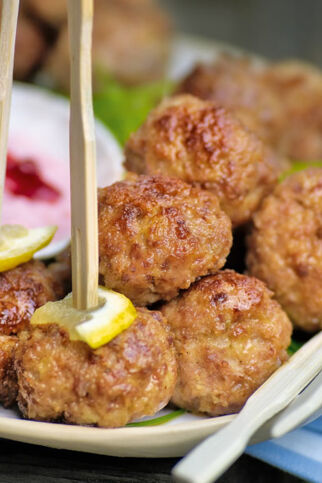 Köttbullar mit Preiselbeer-Dip Köttbullar mit Preiselbeer-Dip