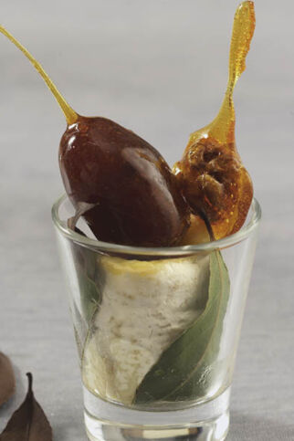 Karamell-Datteln auf Camembert Karamell-Datteln auf Camembert