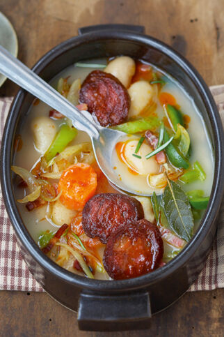 Spanischer Bohneneintopf mit Chorizo Spanischer Bohneneintopf mit Chorizo