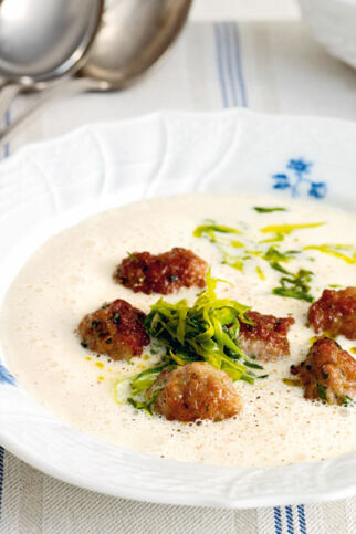 Fränkische Knoblauchsuppe mit Bratwurstnocken und Lauch Fränkische Knoblauchsuppe mit Bratwurstnocken und Lauch