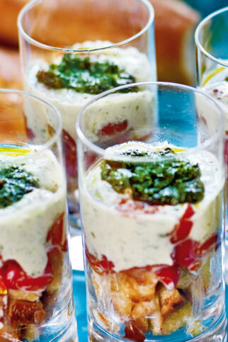 Schicht-Panzanella mit Basilikumcreme Schicht-Panzanella mit Basilikumcreme