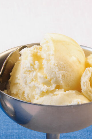 Joghurteis mit Holunderblütensirup Joghurteis mit Holunderblütensirup