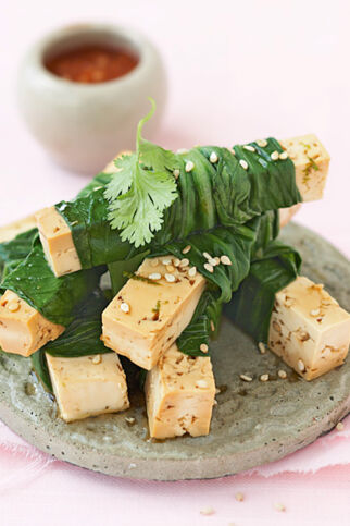 Tofu-Pak-Choi-Wraps mit Chilidip Tofu-Pak-Choi-Wraps mit Chilidip