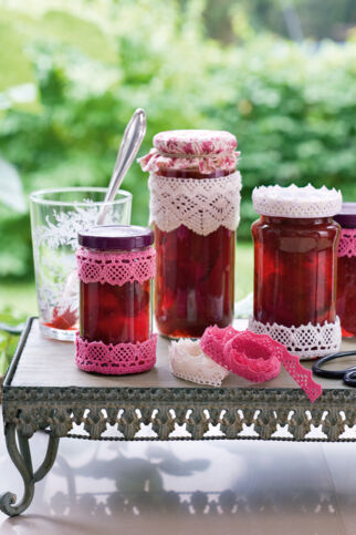 Französische Erdbeerkonfitüre mit ganzen Früchten