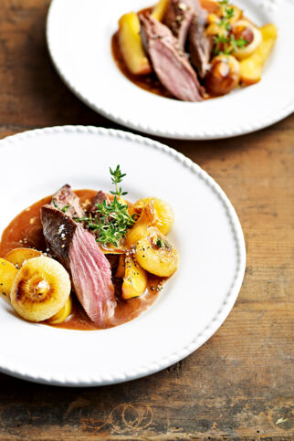 Hasenrücken mit glasierten Perlzwiebeln und Äpfeln Hasenrücken mit glasierten Perlzwiebeln und Äpfeln
