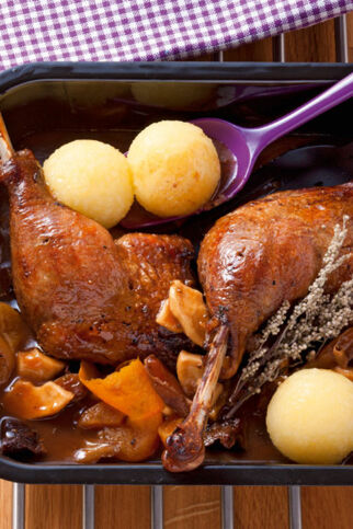 Apfel-Pflaumen-Sauce mit knusprigen Gänsekeulen Apfel-Pflaumen-Sauce mit knusprigen Gänsekeulen