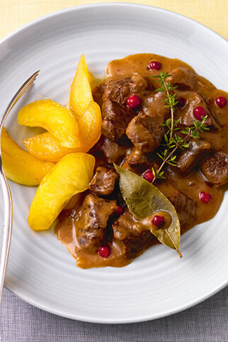 Hirschgulasch mit Äpfeln Hirschgulasch mit Äpfeln