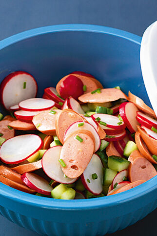 Wiener-Würstchen-Salat mit Radieschen