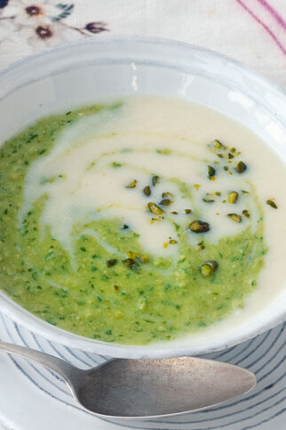 Weiß-grüne Petersiliensuppe Weiß-grüne Petersiliensuppe