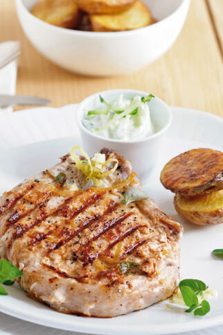Gegrillte Schweinekoteletts mit Blechkartoffeln Gegrillte Schweinekoteletts mit Blechkartoffeln