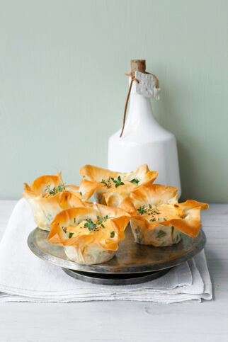 Filo-Törtchen mit Zucchini-Walnuss-Füllung und Fetacreme