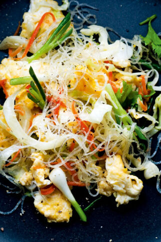 Gebratene Glasnudeln mit Eiern (Pad Wunsen Sai Khai) Gebratene Glasnudeln mit Eiern (Pad Wunsen Sai Khai)