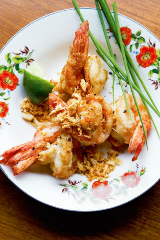 Frittierte Riesengarnelen mit Knusper-Knoblauch (Gung Thod Gratiem) Frittierte Riesengarnelen mit Knusper-Knoblauch (Gung Thod Gratiem)