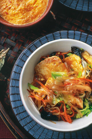 Gebratener Tofu mit Reisnudeln Gebratener Tofu mit Reisnudeln