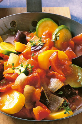 Ratatouille mit Zitronenthymian und Kräuter-Knoblauch-Creme
