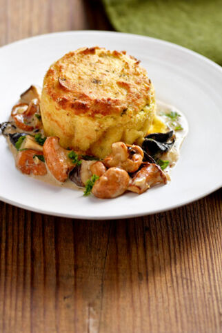 Kartoffel-Parmesan-Soufflé mit Wacholderpilzragout