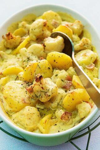 Ein Blumenkohlauflauf mit Kartoffeln in einer Auflaufform. Blumenkohlauflauf mit Kartoffeln