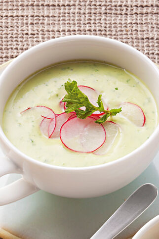 Cremesuppe von Kartoffeln und Radieschenblättern Cremesuppe von Kartoffeln und Radieschenblättern