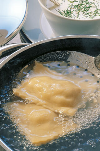 Maultaschen mit Lachs in Dillsahne