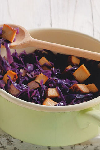 Rotkohltopf mit Räuchertofu Rotkohltopf mit Räuchertofu