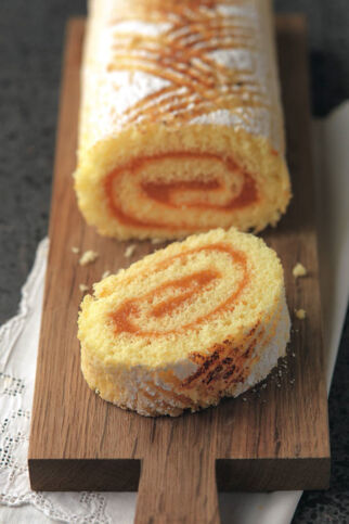 Biskuitroulade mit Marillenfüllung Biskuitroulade mit Marillenfüllung