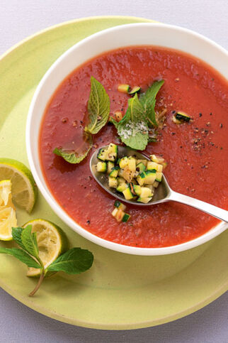 Zucchini-Gazpacho mit Limette