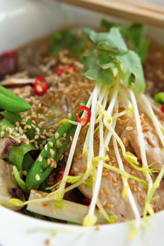 Asiatische Gemüsesuppe mit Pute und Sesam Asiatische Gemüsesuppe mit Pute und Sesam