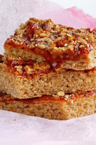 Hagebuttenkuchen mit Nuss-Sesam-Streuseln Hagebuttenkuchen mit Nuss-Sesam-Streuseln