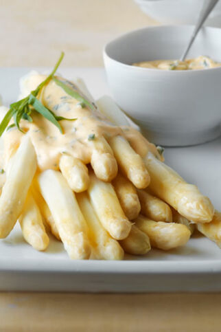 85-Grad-Spargel mit Kartoffeln und Sauce béarnaise