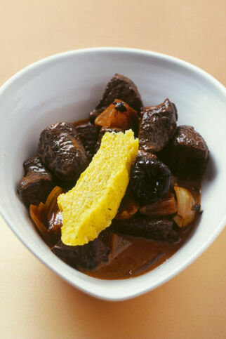 Wildgulasch mit Kaffee-Pflaumen Wildgulasch mit Kaffee-Pflaumen