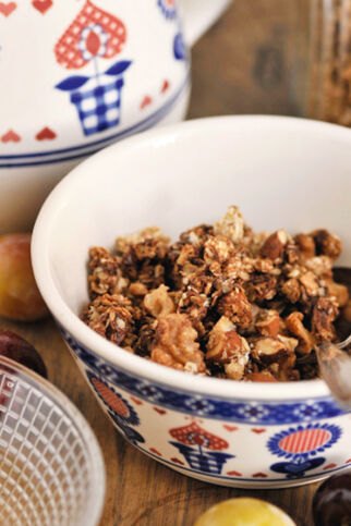 BaNuSchoKo-Granola mit Bananen, Nüssen, Schokolade und Kokos