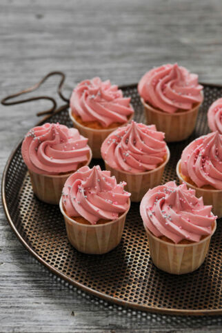Passionsfrucht-Cupcakes mit Himbeerfrosting Passionsfrucht-Cupcakes mit Himbeerfrosting