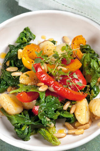 Spinat-Gnocchi mit Ofenpaprika Spinat-Gnocchi mit Ofenpaprika