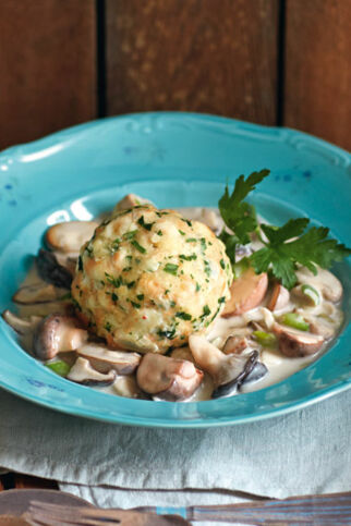 Semmelknödel mit Pilzragout