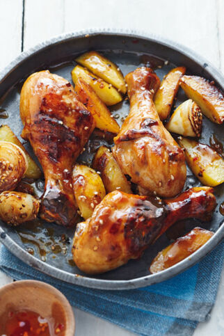 Hähnchenkeulen mit Sesamzwiebeln Hähnchenkeulen mit Sesamzwiebeln