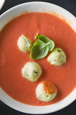 Tomatensuppe mit Mozzarellabällchen Tomatensuppe mit Mozzarellabällchen