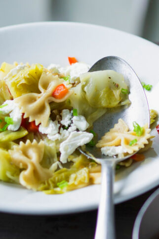 Spitzkohl-Farfalle mit Schichtkäse Spitzkohl-Farfalle mit Schichtkäse