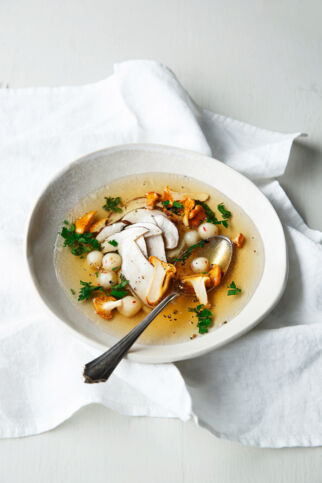 Waldpilzessenz mit Topinamburklößchen Waldpilzessenz mit Topinamburklößchen