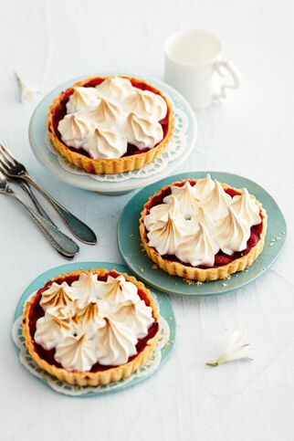 Rhabarbertörtchen mit Baiser Rhabarbertörtchen mit Baiser