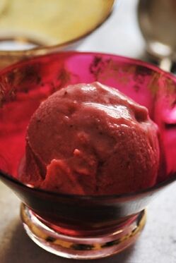 Erdbeer-Buttermilcheis - ohne Eismaschine Erdbeer-Buttermilcheis - ohne Eismaschine