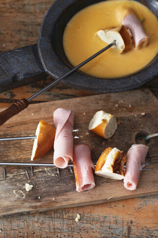 Bierfondue mit zweierlei Aufschnitt Bierfondue mit zweierlei Aufschnitt