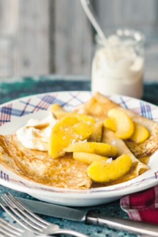 Crêpes et pommes au caramel salé - Crêpes mit Salzkaramell-Äpfeln Crêpes et pommes au caramel salé - Crêpes mit Salzkaramell-Äpfeln