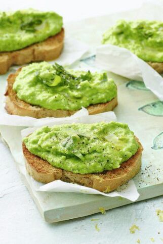 Crostini mit Erbsenpüree Crostini mit Erbsenpüree