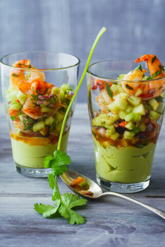 Scharfe Garnelen auf Avocadocreme