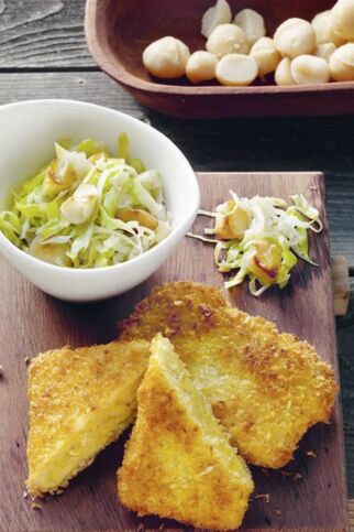 Tempeh in Kokospanade auf Krautsalat