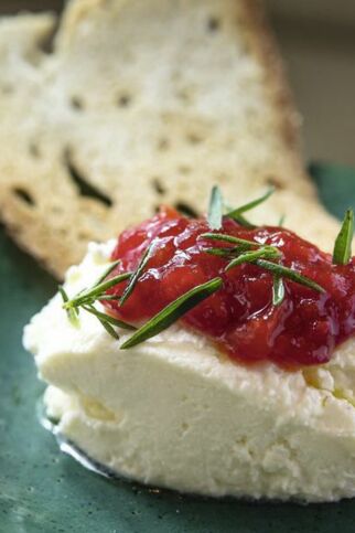 ZIEGENKÄSENOCKEN MIT PEPERONI-MARMELADE ZIEGENKÄSENOCKEN MIT PEPERONI-MARMELADE
